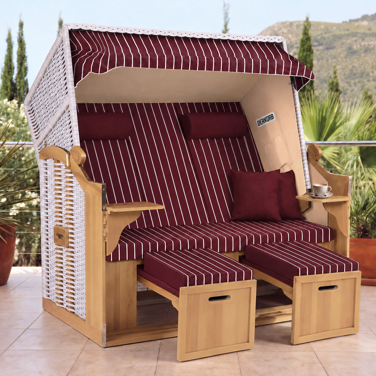 Der Kompakte 2,5-Sitzer Strandkorb – Geflecht Weiß, Bezug Rot – Terrasse