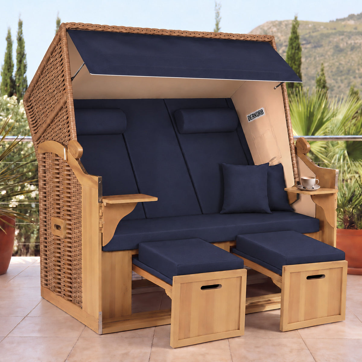 Der Kompakte 2,5-Sitzer Strandkorb – Geflecht Natur, Bezug Blau – Muster Uni