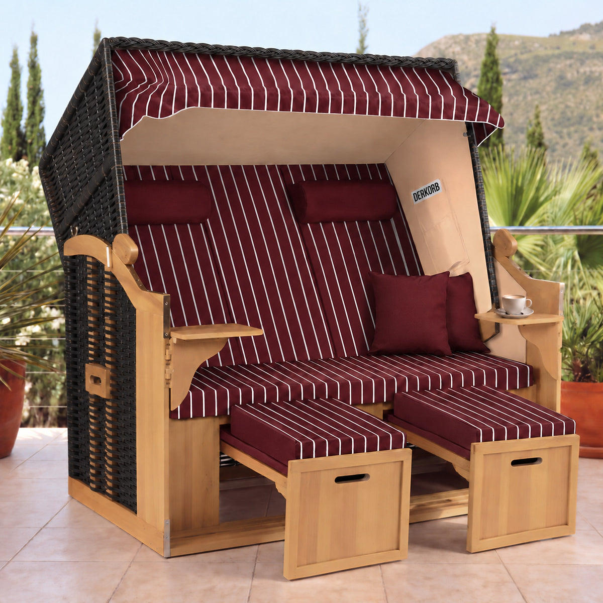 Der Kompakte 2,5-Sitzer Strandkorb – Geflecht Schwarz, Bezug Rot – Terrasse