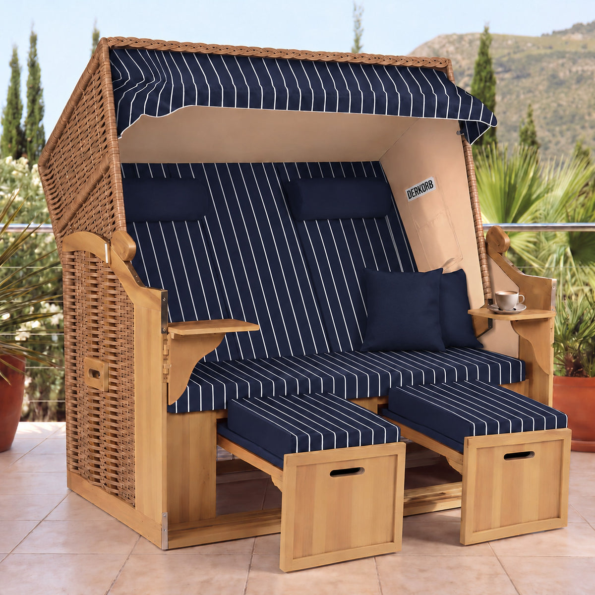 Der Kompakte 2,5-Sitzer Strandkorb – Geflecht Natur, Bezug Blau – Terrasse