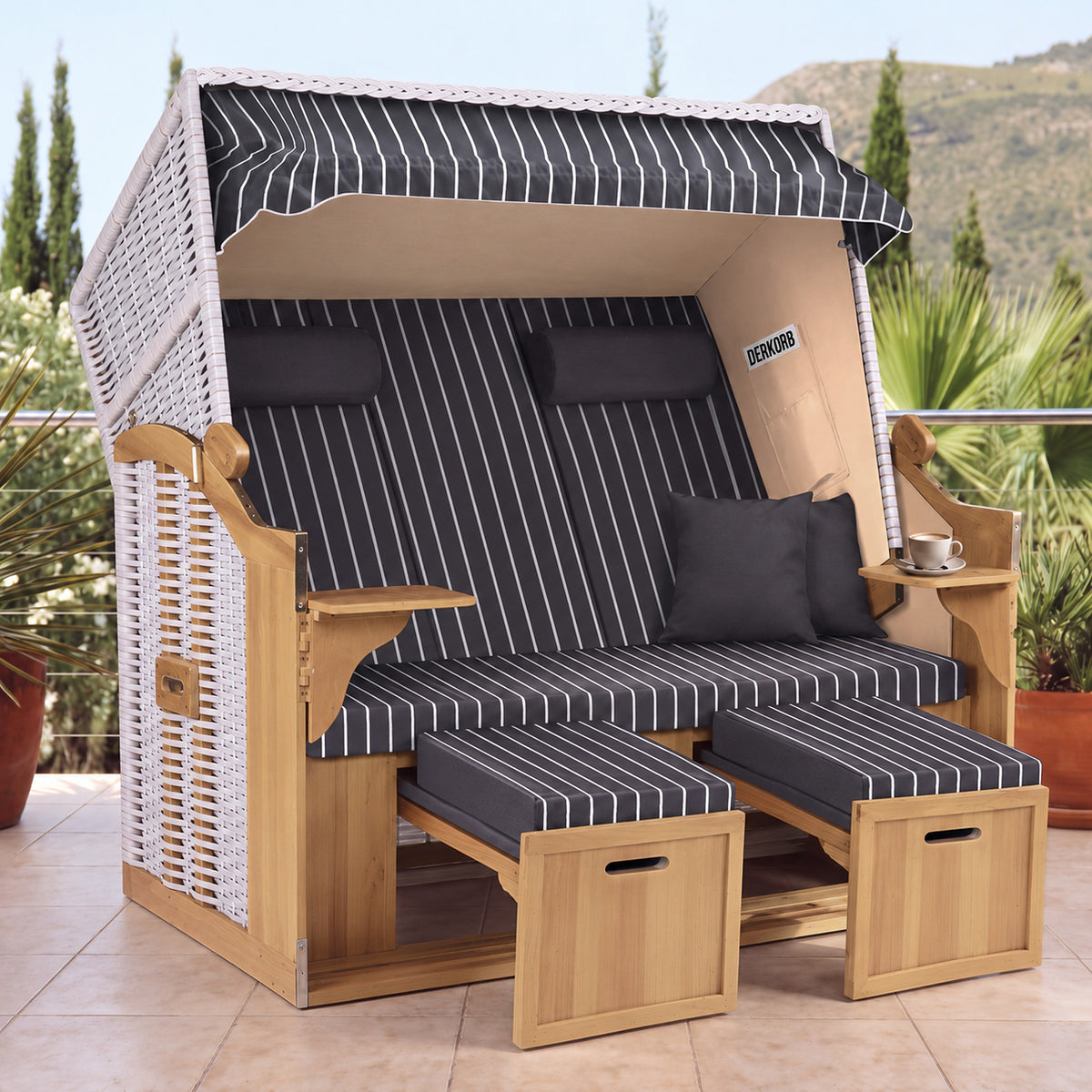 Der Kompakte 2,5-Sitzer Strandkorb – Geflecht Weiß, Bezug Anthrazit – Terrasse