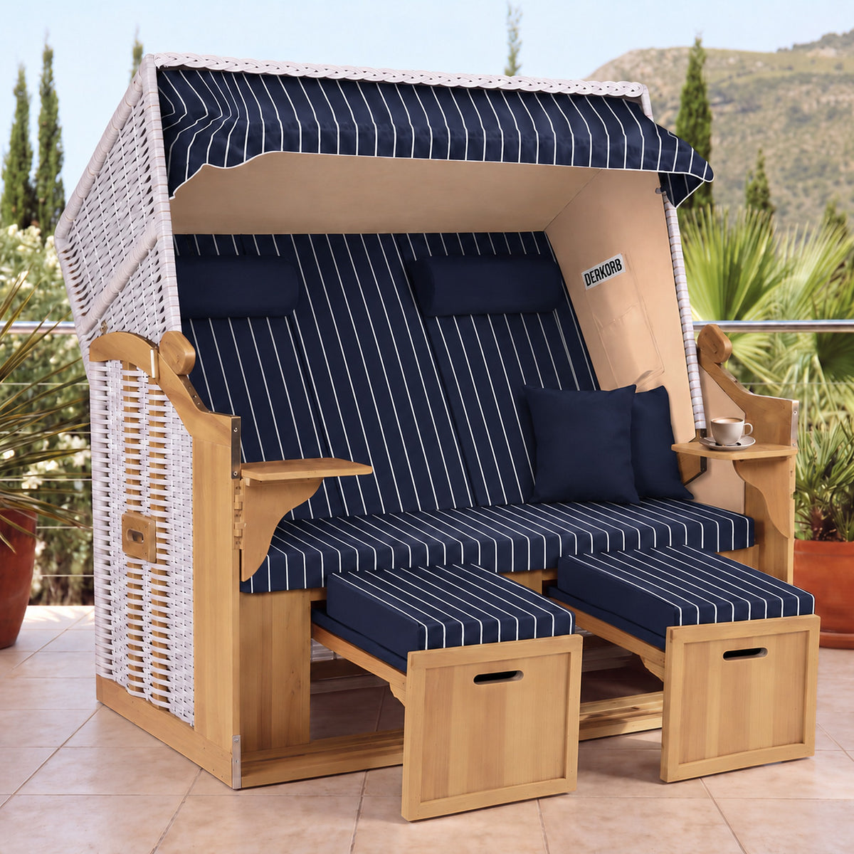 Der Kompakte 2,5-Sitzer Strandkorb – Geflecht Weiß, Bezug Blau – Terrasse