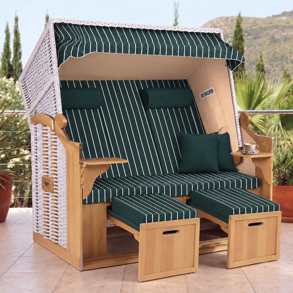 Der Kompakte 2,5-Sitzer Strandkorb – Geflecht Weiß, Bezug Grün – Terrasse